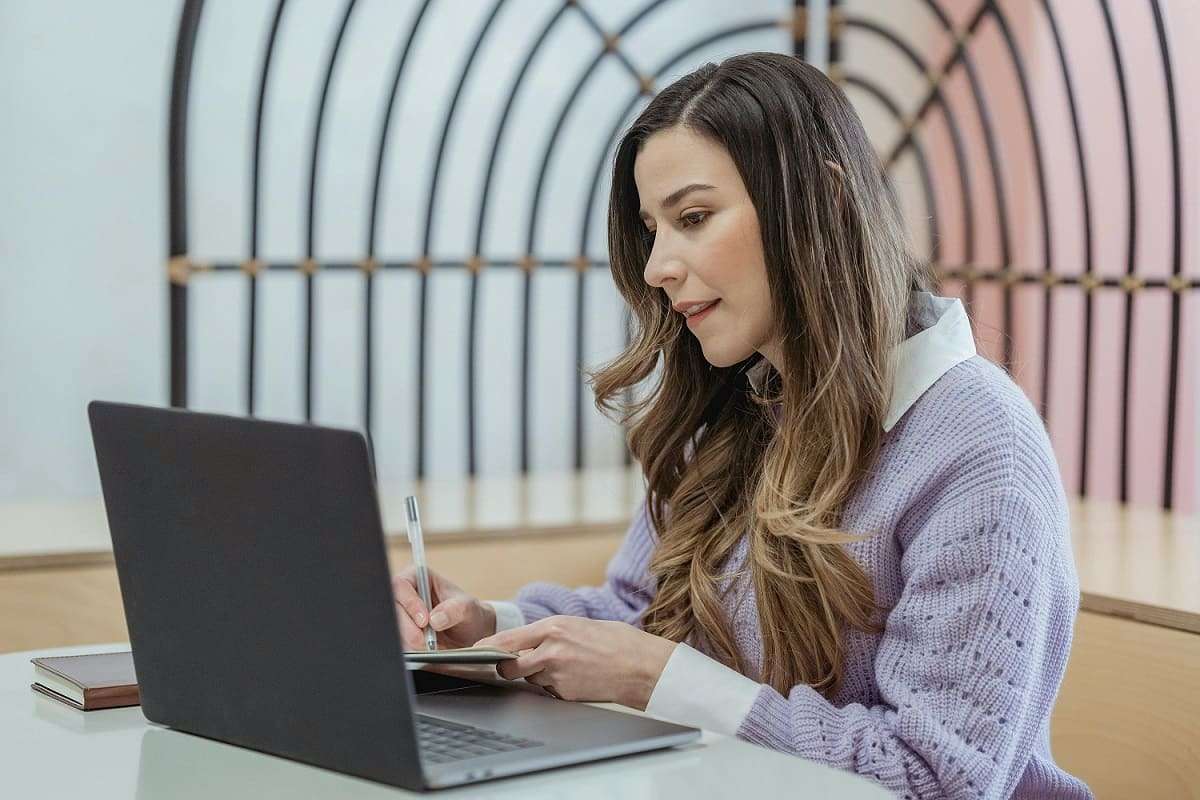 agente inmobiliario, mujer agente inmobiliario, marketing digital inmobiliario
