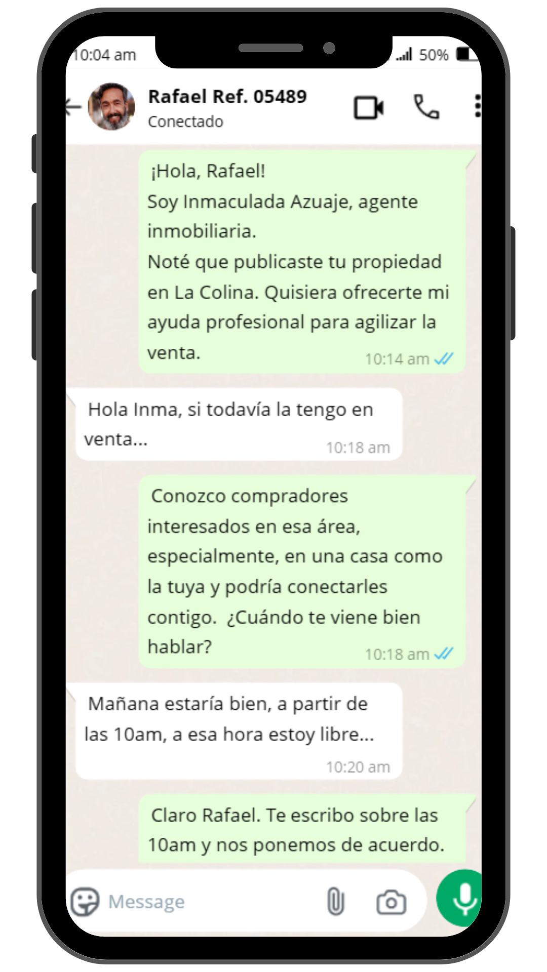 Agente inmobiliario enviando ficha de vivienda por WhatsApp desde su móvil